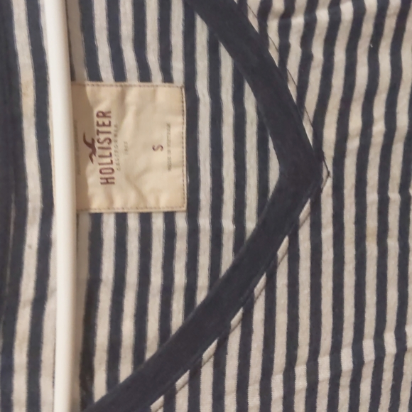 Hollister striped whit and navy v-neck tee-shirt - Picture 2 of 2